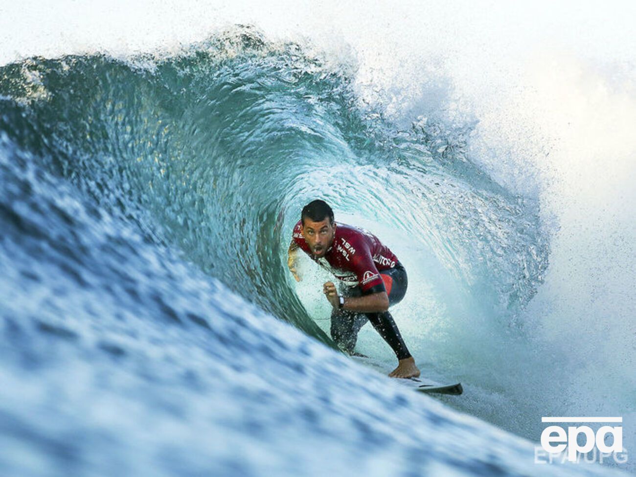 Французский спортсмен Джереми Флорес в четвертьфинале соревнований World Surf League