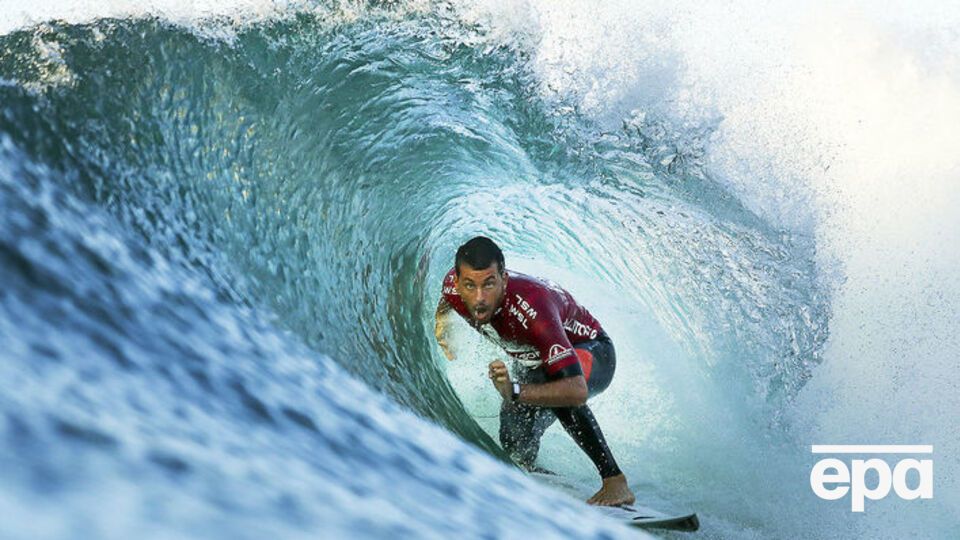 Французский спортсмен Джереми Флорес в четвертьфинале соревнований World Surf League