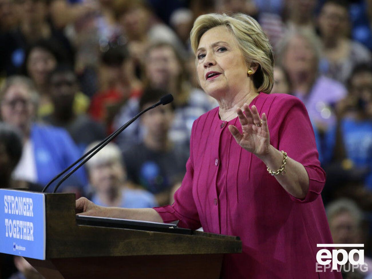 Согласно опросу, проведенному по заказу CNN, неделю назад в президентской гонке Трамп обходил Клинтон (на фото) на 3%