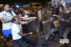 В результате столкновений с полицией пострадали и представители СМИ