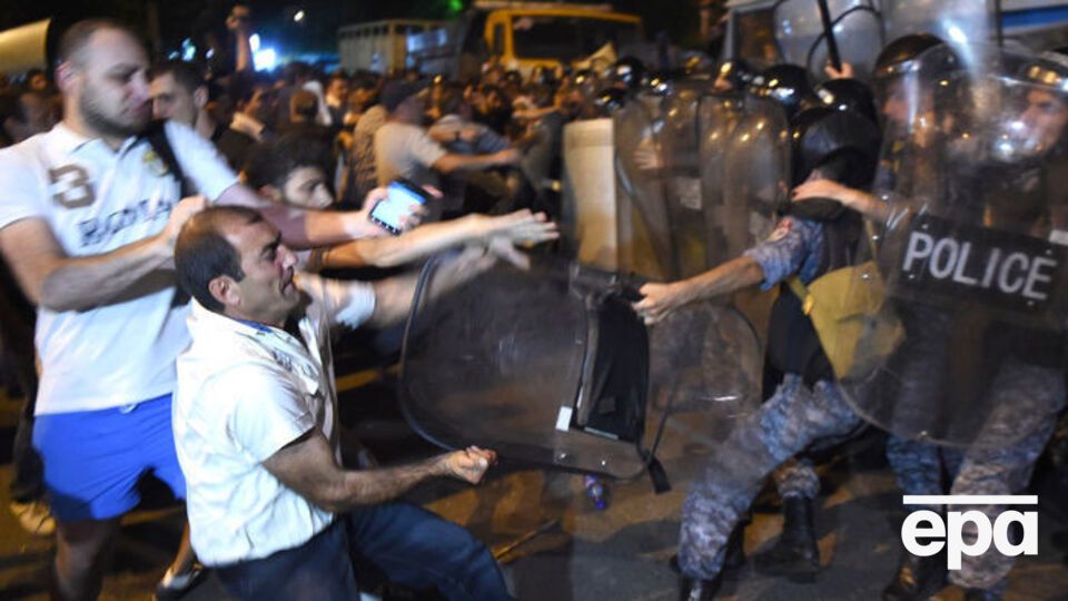 В результате столкновений с полицией пострадали и представители СМИ