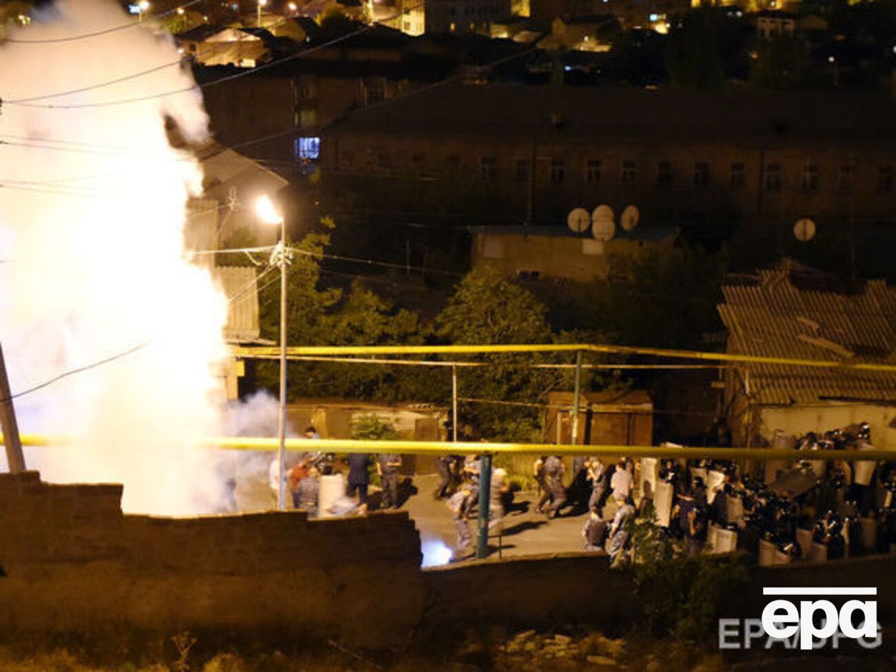 Силовики запретили приближаться к оцепленному полицейскому полку