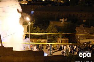 Силовики запретили приближаться к оцепленному полицейскому полку