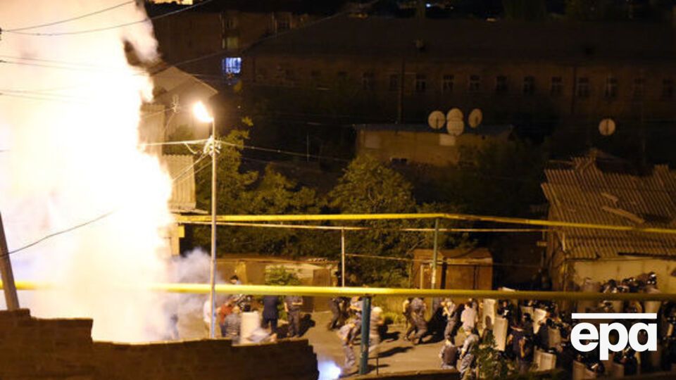 Силовики запретили приближаться к оцепленному полицейскому полку