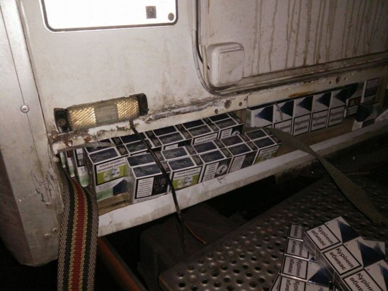 Водитель прятал контрабандный товар в специальных тайниках в прицепе