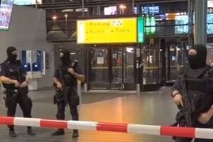 К охране аэропорта привлечены дополнительные патрули полиции