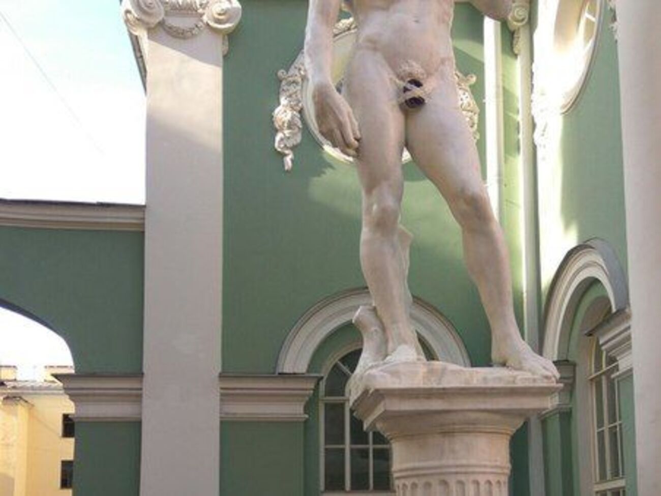 Художники прикрепили головной убор к статуе скотчем