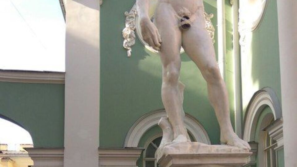 Художники прикрепили головной убор к статуе скотчем