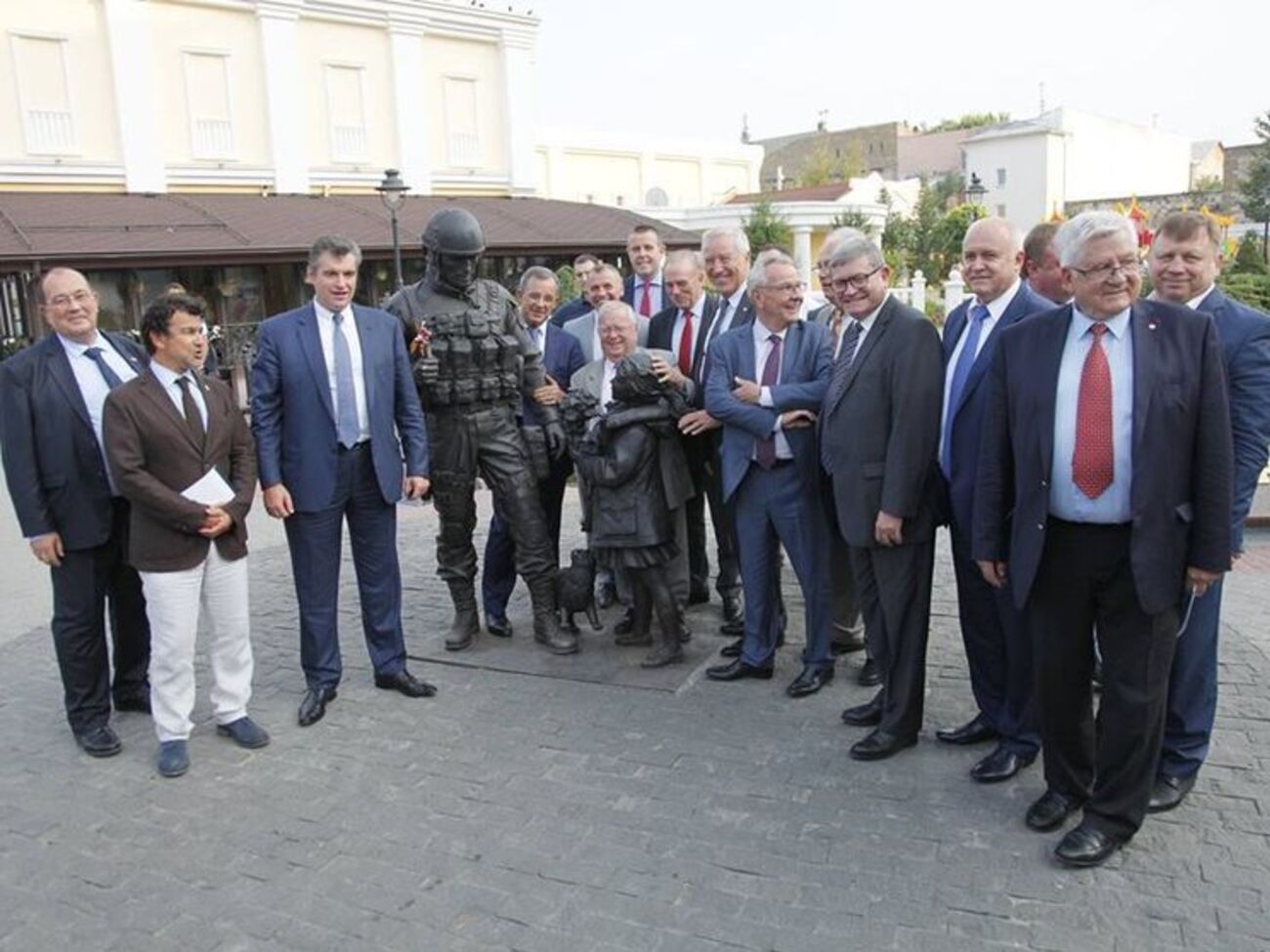 Фото французских парламентариев с так называемым "зеленым человечком" в оккупированном Крыму