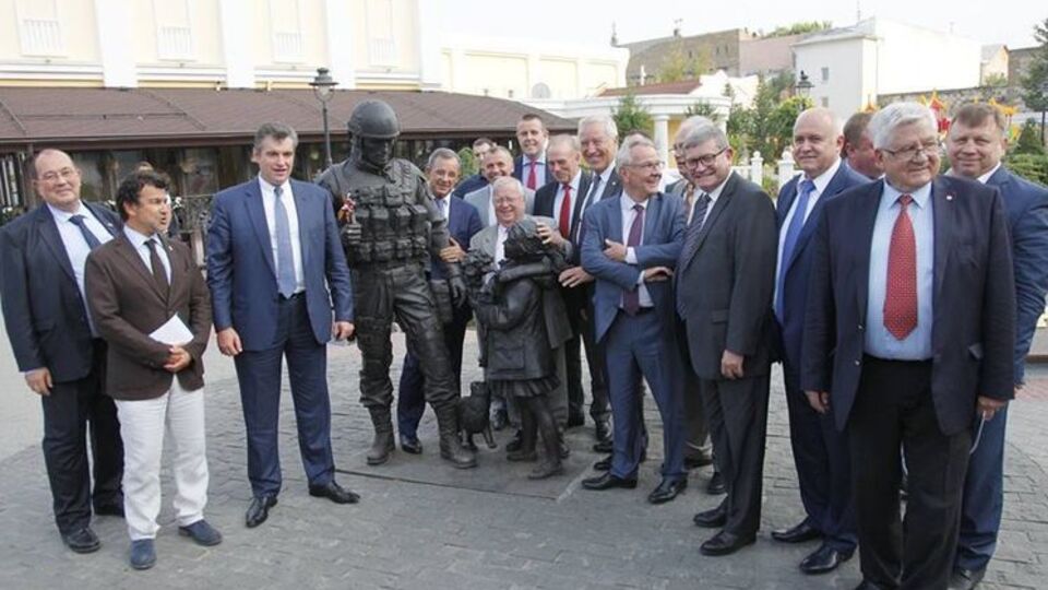 Фото французских парламентариев с так называемым "зеленым человечком" в оккупированном Крыму