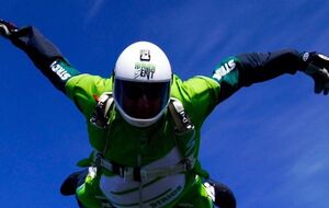 Американец Люк Эйкинс первым в мире выпрыгнул из самолета на высоте 7,6 тысяч метров