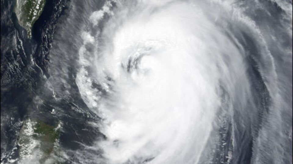 Тайфун "Нида" движется к побережью Китая