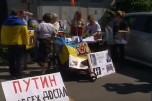 В связи с приездом Путина представители украинской диаспоры собрались у посольства России в Любляне