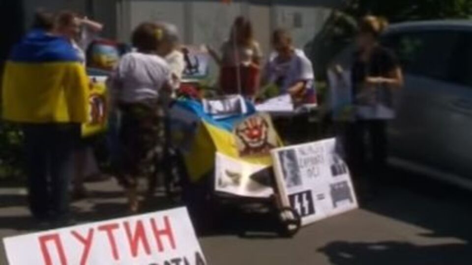 В связи с приездом Путина представители украинской диаспоры собрались у посольства России в Любляне