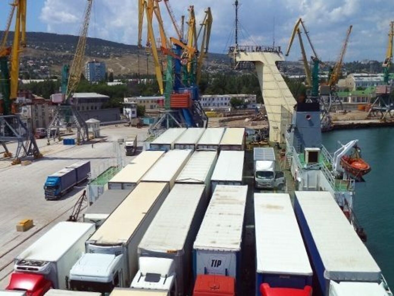 Грузовики "застряли" на Керченской переправе