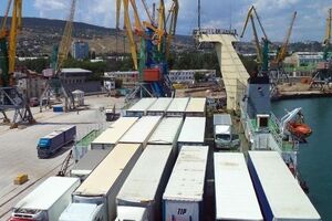 Грузовики "застряли" на Керченской переправе