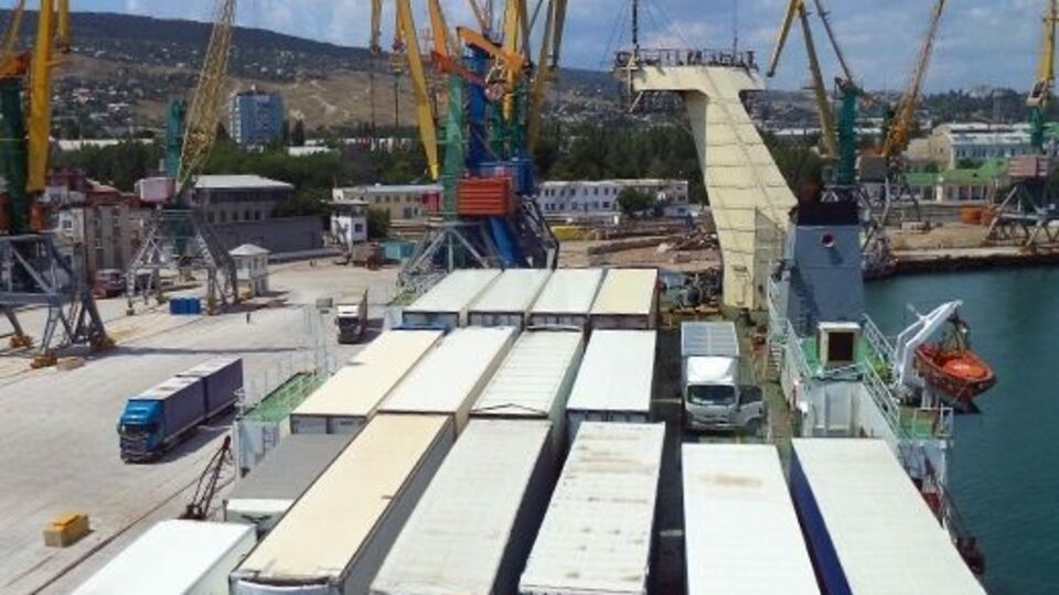 Грузовики "застряли" на Керченской переправе