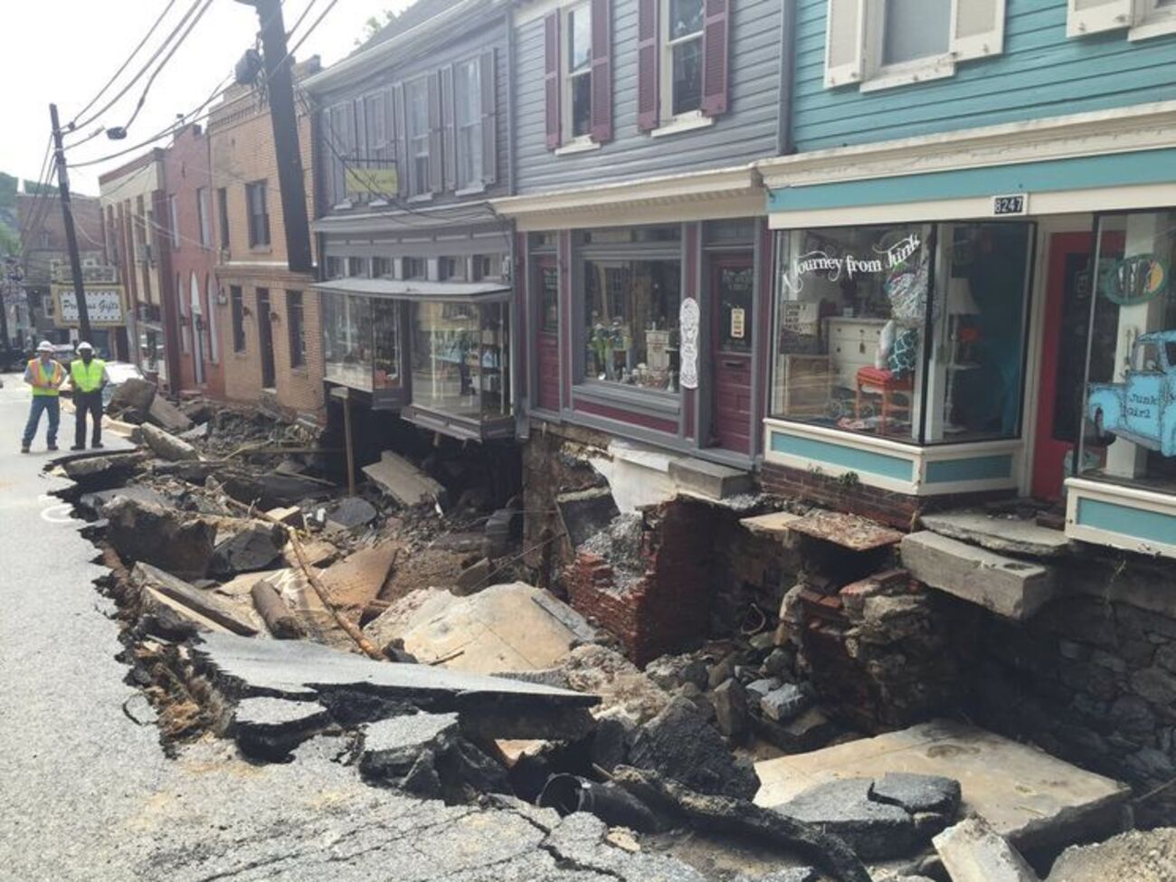 В городе было объявлено чрезвычайное положение