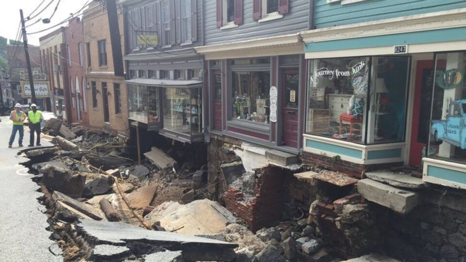 В городе было объявлено чрезвычайное положение