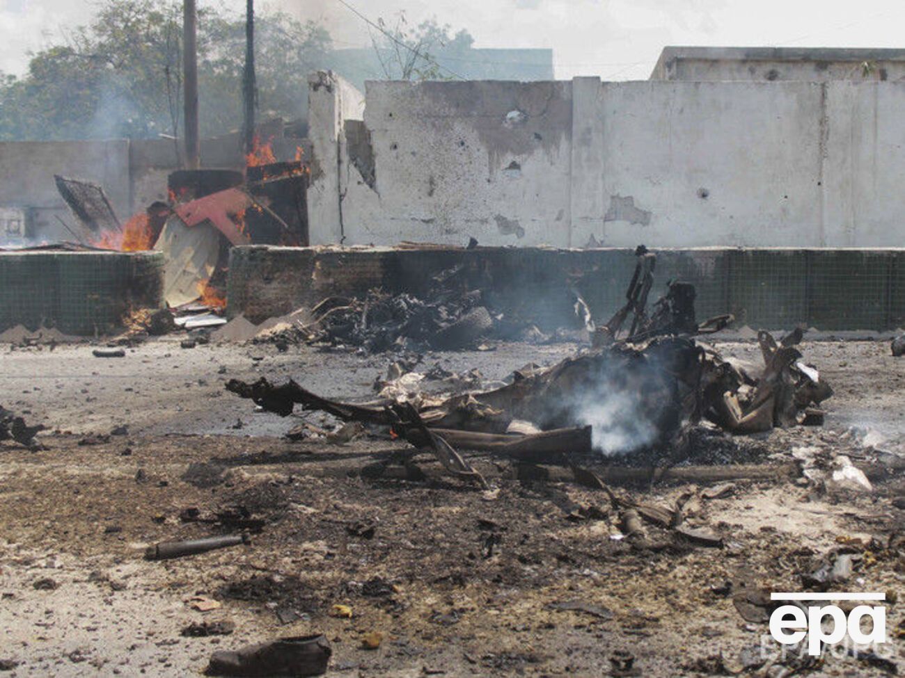 Обломки взорванной машины у входа в полицейское управление Могадишо