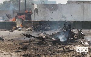 Обломки взорванной машины у входа в полицейское управление Могадишо