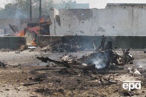 Обломки взорванной машины у входа в полицейское управление Могадишо