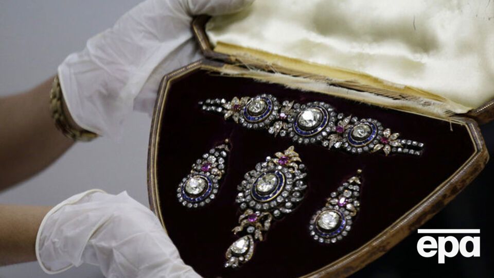 Украшения, вероятно, спрятали бывшие владельцы мебели
