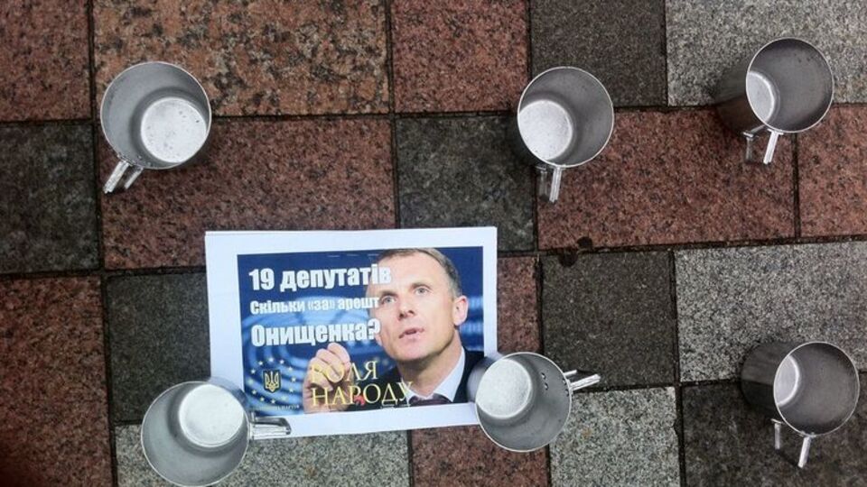 Активисты требуют снять неприкосновенность с Онищенко