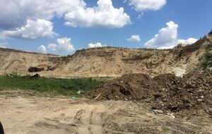 Отработанный карьер в селе Рожны по добыче овражного песка