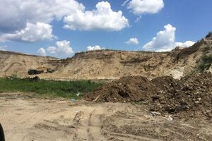 Отработанный карьер в селе Рожны по добыче овражного песка