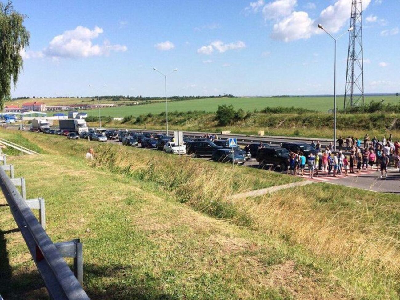 По состоянию на 12.30 пункт пропуска "Грушев" разблокирован