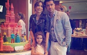 Дочь Ани Лорак (по центру на фото) отдохнула на пляже с отцом (справа)