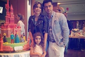 Дочь Ани Лорак (по центру на фото) отдохнула на пляже с отцом (справа)