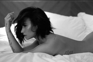 Ловато снялась обнаженной для рекламы своего сингла