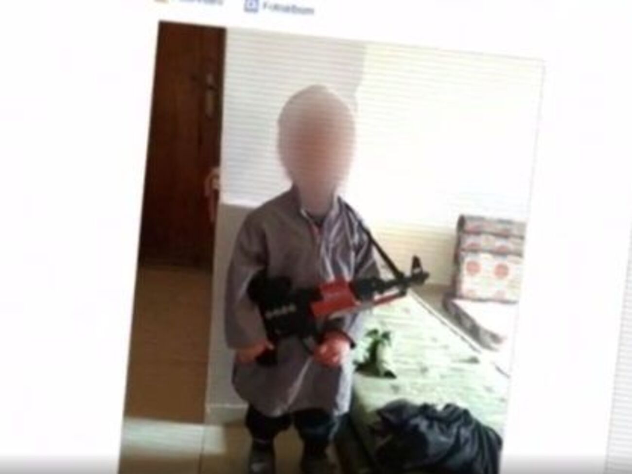 Фотографии своих позирующих с оружием детей шведка выкладывала в социальной сети