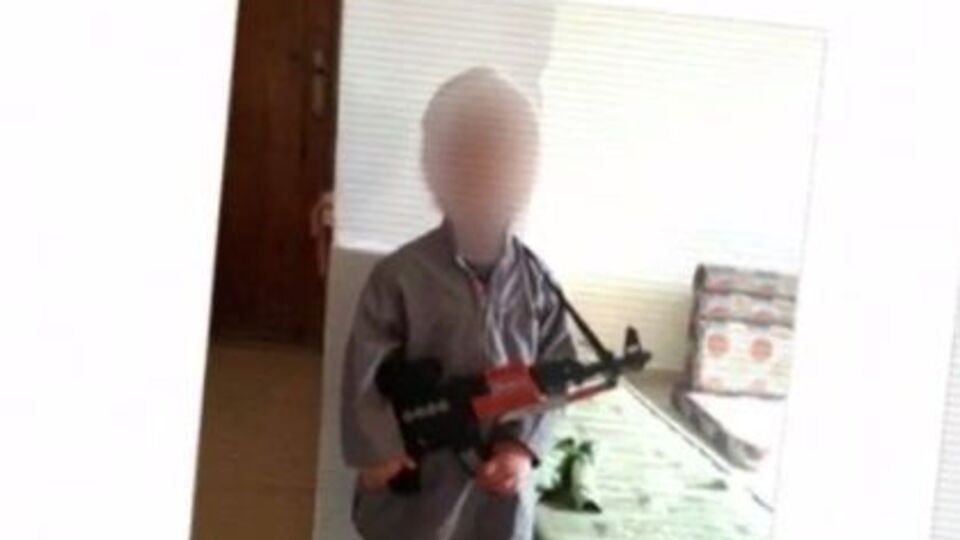 Фотографии своих позирующих с оружием детей шведка выкладывала в социальной сети