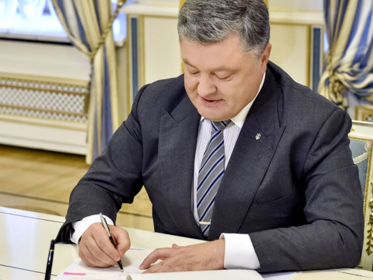 Порошенко подписал закон об уменьшении акцизов на б/у автомобили