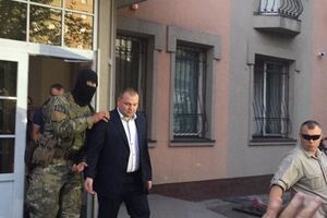 Арестованного зампрокурора Ровенской области Боровика вывели под охраной