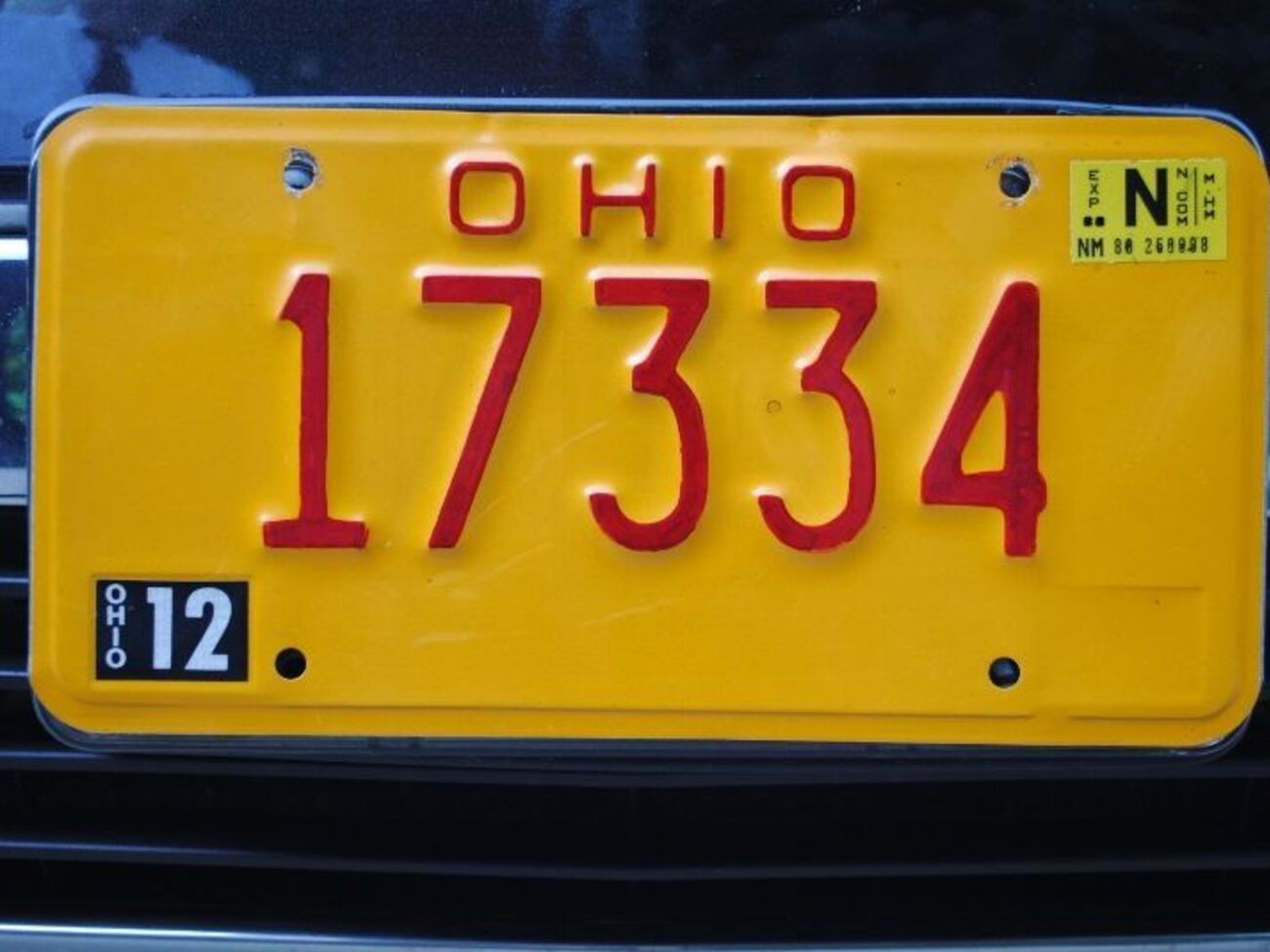 Специальные номера желтого цвета с красными буквами для водителей, попавшихся на пьянке за рулем в Огайо