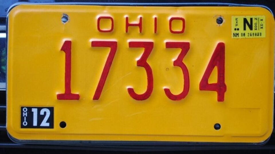 Специальные номера желтого цвета с красными буквами для водителей, попавшихся на пьянке за рулем в Огайо