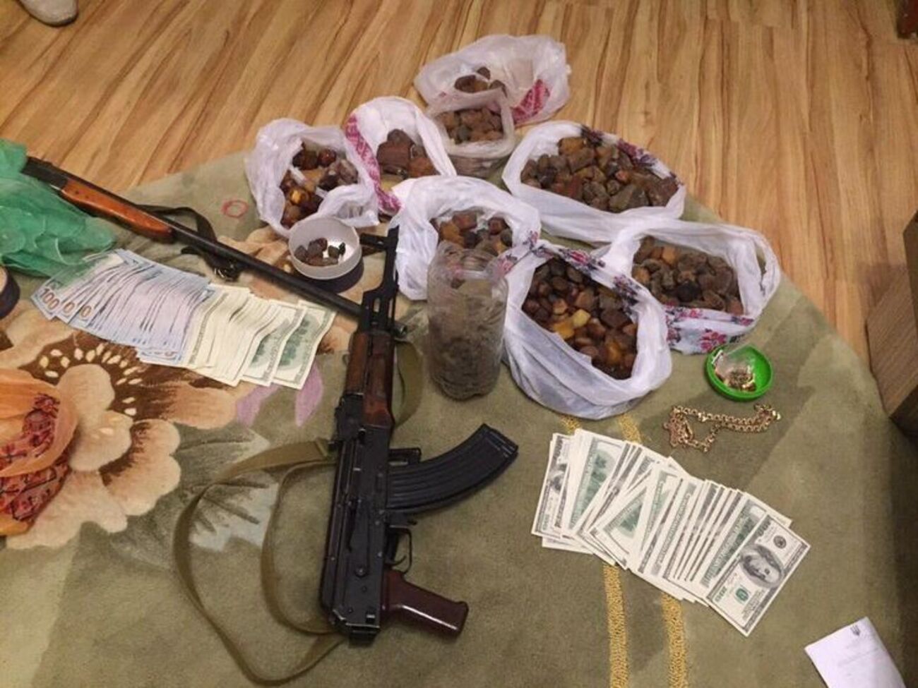 Кроме янтаря, правоохранители нашли у представителей "янтарной мафии" оружие, деньги и другие ценности