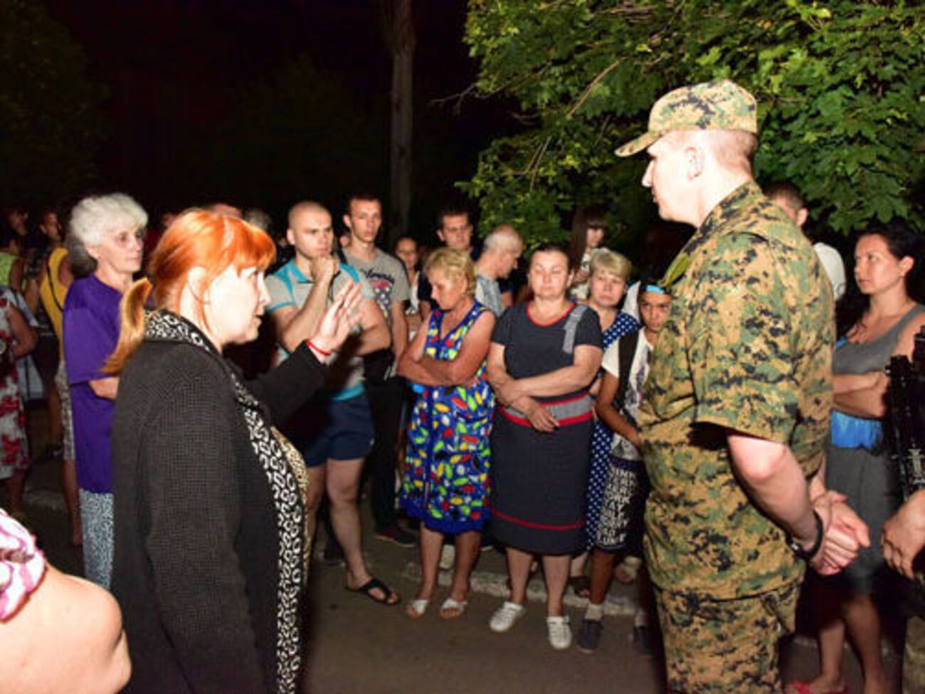 Полиция приехала успокоить людей, блокировавших технику военных