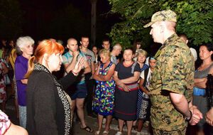 Полиция приехала успокоить людей, блокировавших технику военных