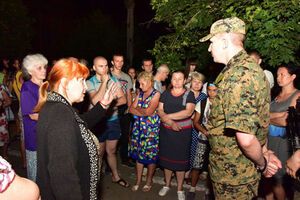 Полиция приехала успокоить людей, блокировавших технику военных