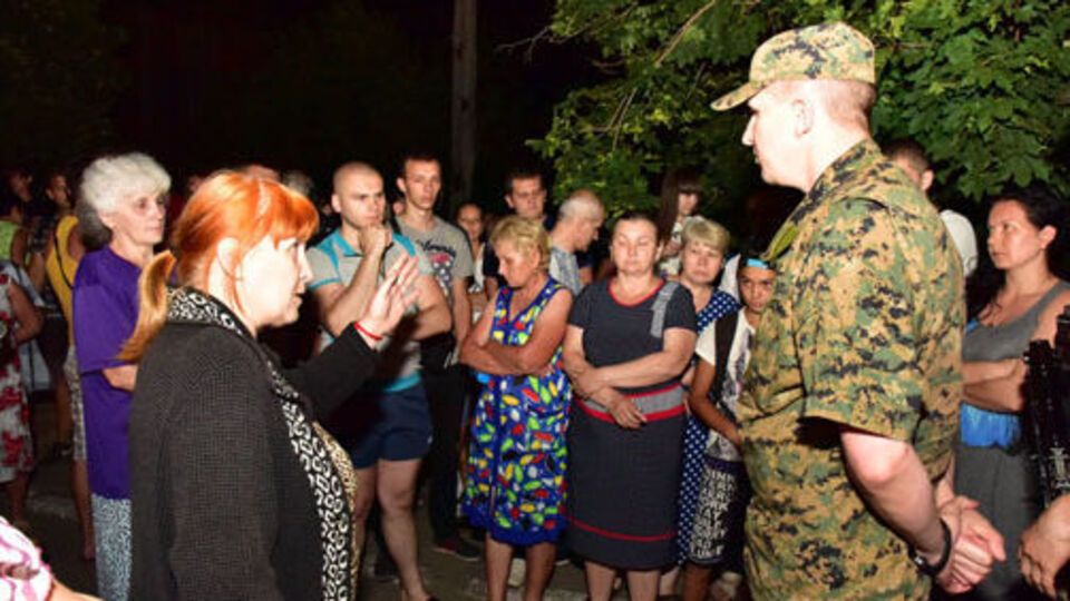 Полиция приехала успокоить людей, блокировавших технику военных