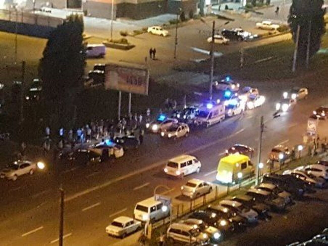 Драка возле торгового центра началась после ДТП с участием трех машин