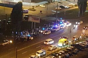 Драка возле торгового центра началась после ДТП с участием трех машин