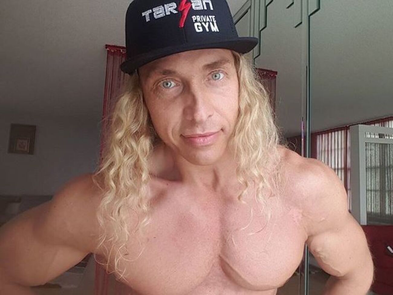 Тарзан показал свое тело крупным планом