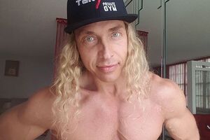 Тарзан показал свое тело крупным планом