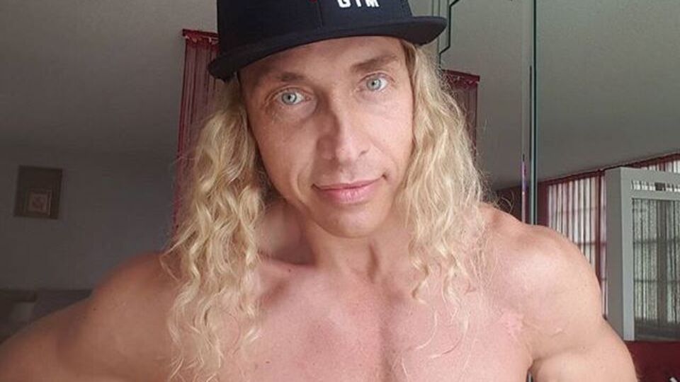 Тарзан показал свое тело крупным планом